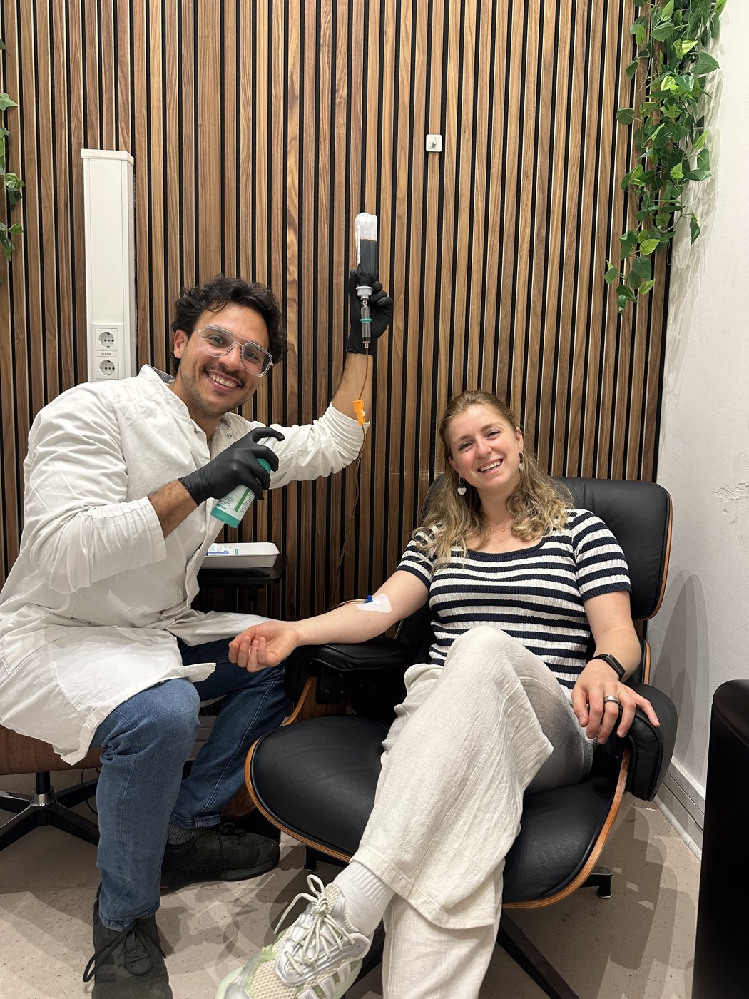 Shukri Jarmoukli bei einer Eiseninfusion mit einer Patientin in der ViveCura-Praxis in Berlin
